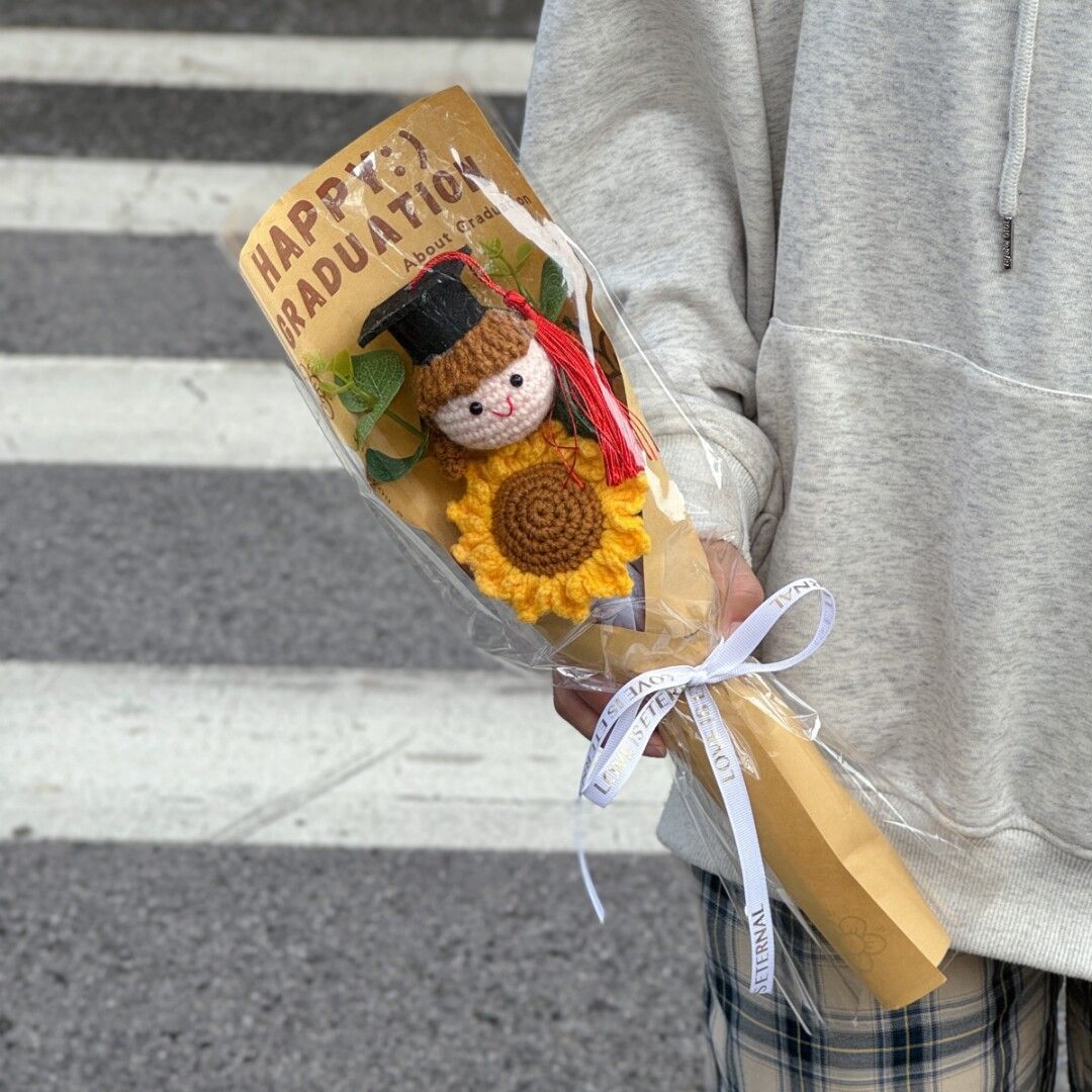 Handmade Crochet Graduation Bouquet – Cute PhD Boy & Girl Doll with Sunflower, Eternal Flower Gift for Graduates, Custom Congratulations Present - Image 7