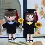 Crochet Graduation Doll – Handmade Amigurumi Boy & Girl with Cap, Gown & Sunflower, Personalized Graduation Gift for Her/Him