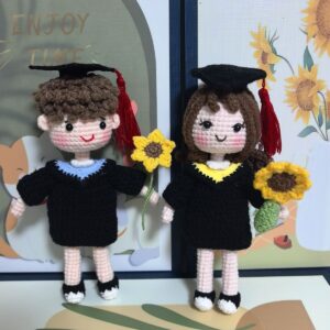 Crochet Graduation Doll – Handmade Amigurumi Boy & Girl with Cap, Gown & Sunflower, Personalized Graduation Gift for Her/Him