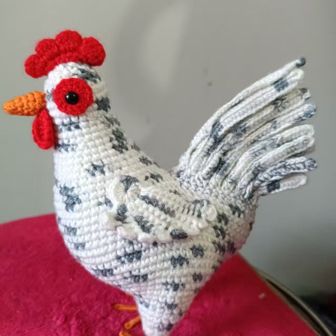 Amigurumi Chicken Rooster Figurine – Handmade Crochet Colorful Rooster, 19cm Tall Farmhouse Shelf Decor, Unique Gift for Chicken Lovers - Image 3