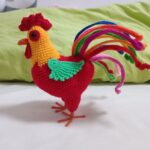 Amigurumi Chicken Rooster Figurine – Handmade Crochet Colorful Rooster, 19cm Tall Farmhouse Shelf Decor, Unique Gift for Chicken Lovers