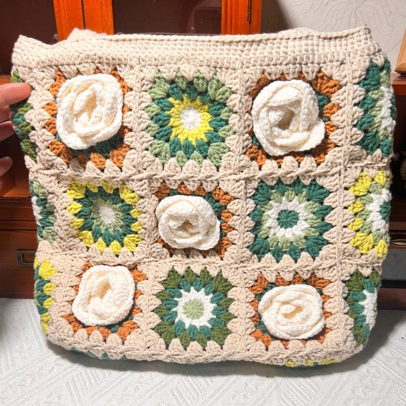 Handmade Crochet Camellia Tote Bag – 27-Patch Granny Square Purse, Lined with Cotton, Boho Retro Shoulder Bag