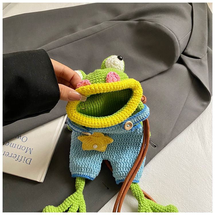 Handmade Crochet Frog Crossbody Bag – Cute Knitted Animal Purse with Star Pocket (3 Colors) - Image 3