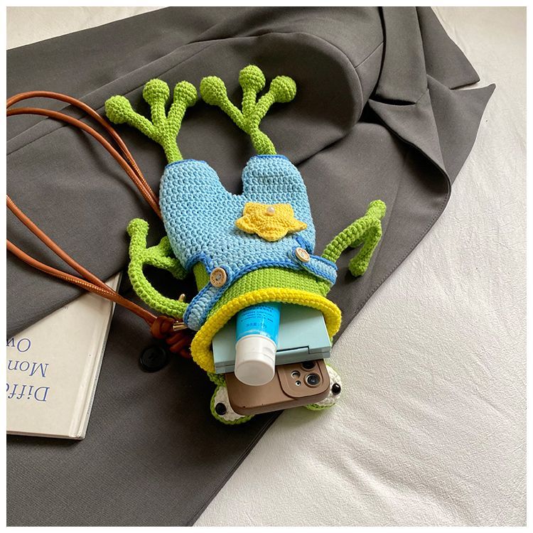 Handmade Crochet Frog Crossbody Bag – Cute Knitted Animal Purse with Star Pocket (3 Colors) - Image 4