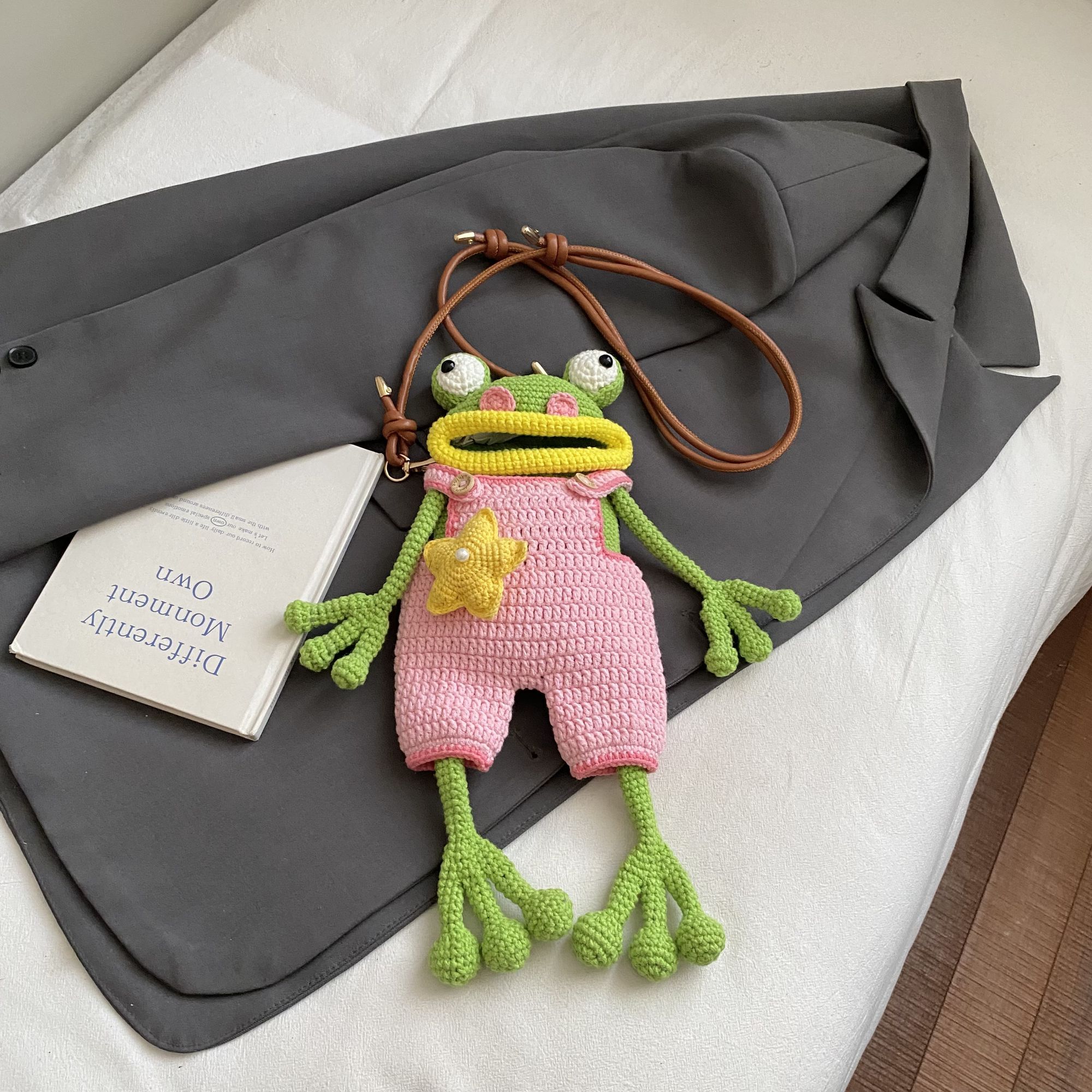 Handmade Crochet Frog Crossbody Bag – Cute Knitted Animal Purse with Star Pocket (3 Colors) - Image 5
