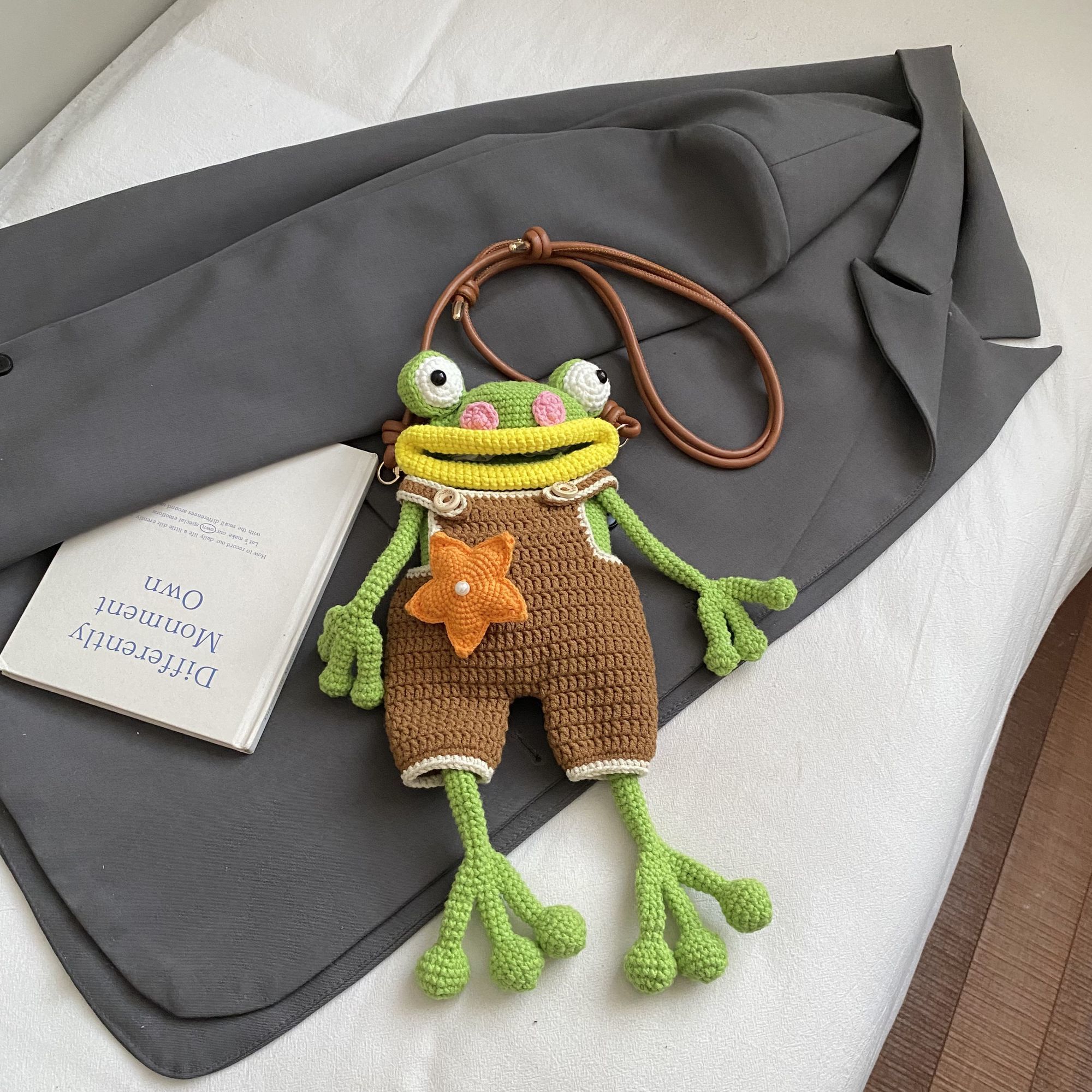 Handmade Crochet Frog Crossbody Bag – Cute Knitted Animal Purse with Star Pocket (3 Colors) - Image 9