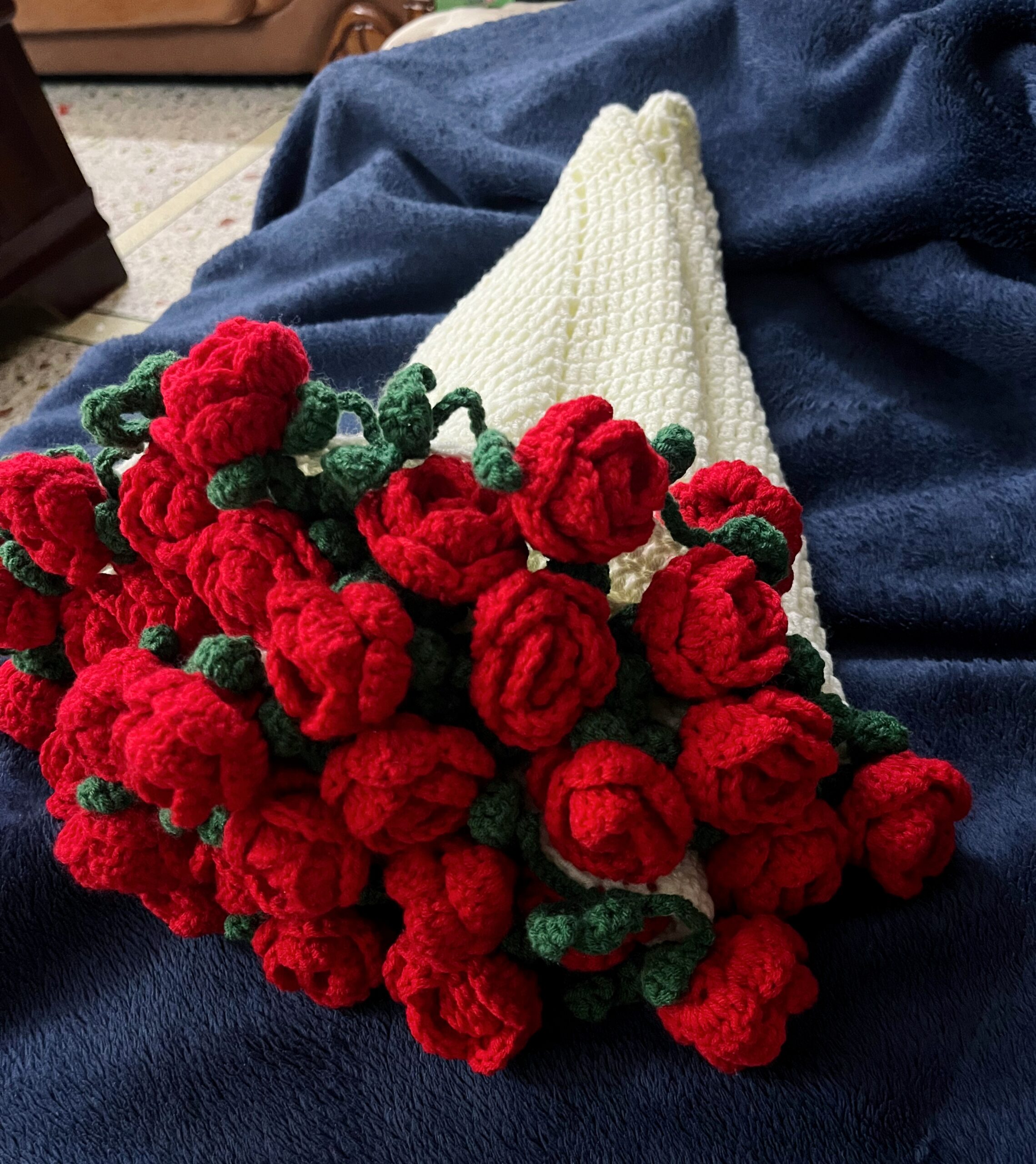 Crochet Rose Bouquet Blanket – Handmade 2-in-1 Floral Shawl Wrap, Warm Throw for Weddings & Gifts, Multiple Sizes - Image 15